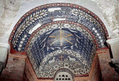 Art paléochrétien : le monogramme du Christ est entouré de symboles de la Sainte Trinité. Mosaïque du 5ème ou 6ème siècle - Paleo Christian