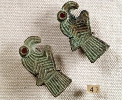 Antiquité chrétienne : fibules en bronze incrustées de grenat en forme de têtes d