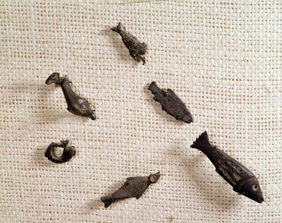 Antiquité chrétienne : fibules et bijoux en métal en forme de poisson. Musée National d
