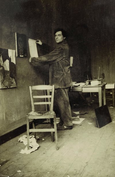 Amedeo Modigliani dans son atelier, vers 1915 (photo n/b) - Paul Guillaume