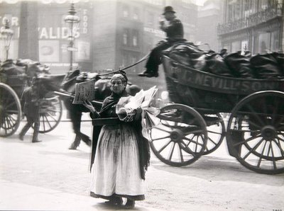 Une vendeuse de journaux, Londres, vers 1890 - Paul Martin
