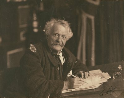 [Félix Nadar assis à une table d