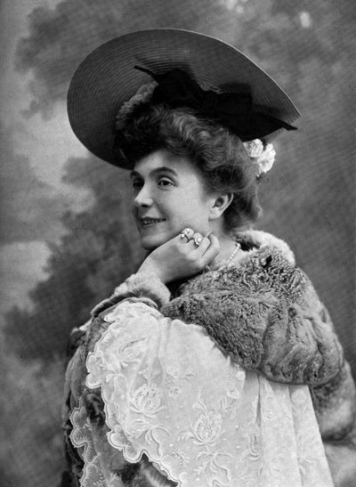 Comédienne française Jeanne Thomassin en tant que Suzanne Radiguet dans la pièce "Les trois Anabaptistes" à Paris, photo du journal français "Le Théâtre" octobre 1904 - Paul Nadar