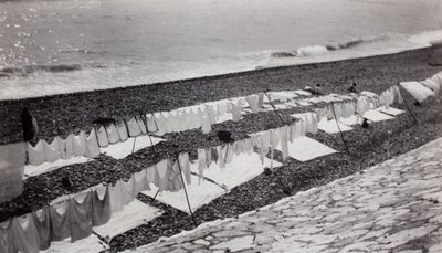 Séchage du linge sur la plage, Nice - Paul Nash