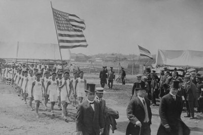 Athlètes américains et philippins défilant derrière des dignitaires japonais, aux Jeux du championnat d