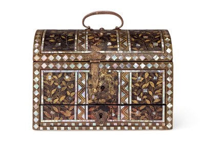 Un rare coffret laqué avec tiroir intégré, commandé par les Portugais - Period Momoyama