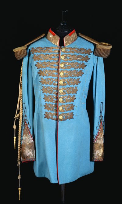 Uniforme de cour persan en drap de laine bleu poudre brodé de fil doré, épaulettes en or doré, doublé de satin écarlate - Persian School