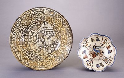 Plat en poterie de Sultanabad, représentant deux cerfs assis parmi des motifs feuillus denses, 14e siècle - Persian School