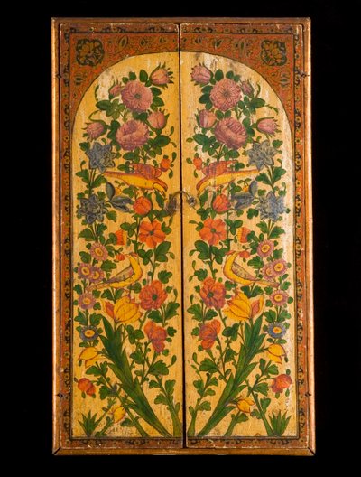 Un grand miroir polychrome laqué Qadjar, avec les portes fermées révélant les panneaux décorés - Persian School
