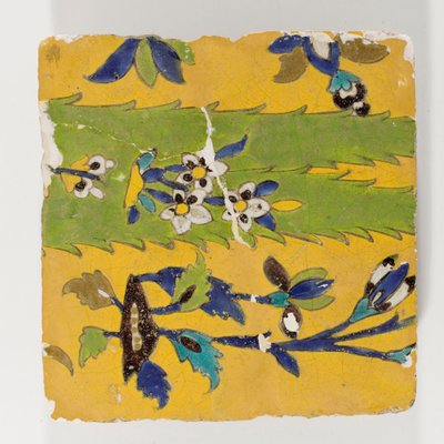Un carreau en poterie persane du 18ème siècle en jaune - Persian School