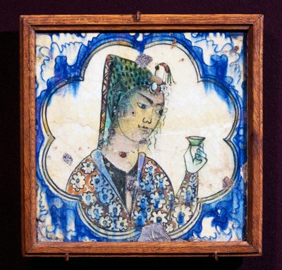 Carreau en céramique représentant une jeune femme tenant un vase, civilisation persane - Persian School