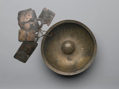 Bol de divination Chihil Kilid avec inscriptions, signes du zodiaque et quatre plaquettes, 1679 - Persian School