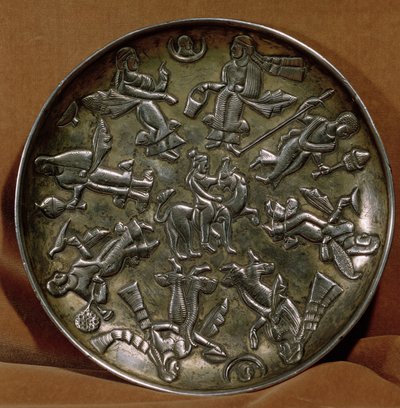 Plat avec décoration en relief représentant la déesse Anahita entourée de huit figures féminines (argent) - Persian School