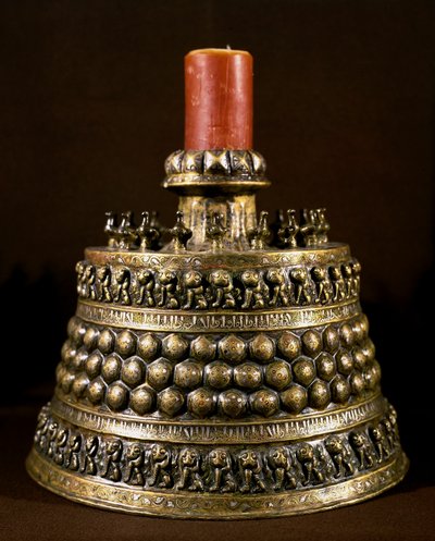 Art islamique : chandelier en bronze avec incrustations d