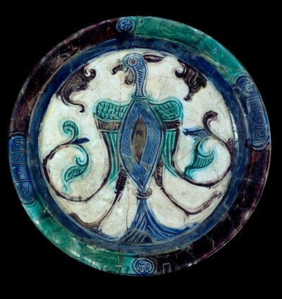 Art persan : plat en faïence polychrome décorant la représentation d