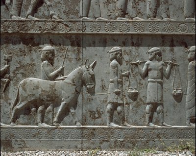 Peuples soumis apportant des cadeaux à Darius Ier. Bas-reliefs de l