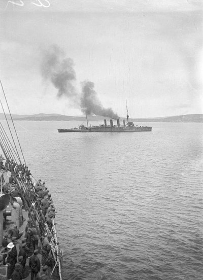 HMAS Melbourne ou HMAS Sydney dans King George Sound, Albany WA, c. octobre 1914 - Phillip Frederick Edward Schuler