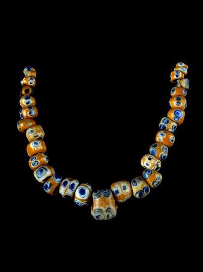 Art phénicien : collier en pâte de verre. 4ème-3ème siècle av. J.-C. Musée archéologique de la Villa Giulia, Rome - Phoenician