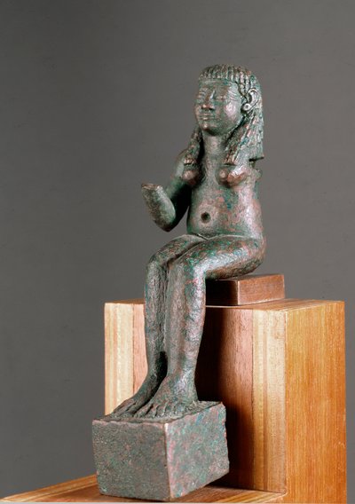 Représentation de la déesse Astarté. Sculpture en bronze du VIIe siècle av. J.-C. Du sanctuaire de Carambolo en Espagne. Dim. 16 cm Séville, musée archéologique - Phoenician