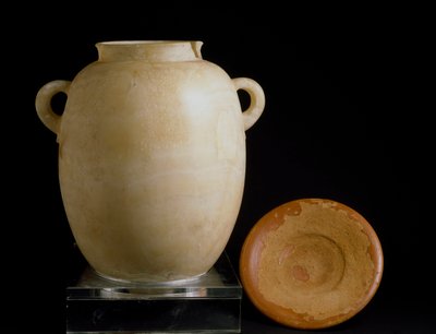 Urne en albâtre et assiette en argile de la civilisation phénicienne du site de Laurita. 7e siècle av. J.-C. Museo Arqueologico, Grenade, Espagne - Phoenician