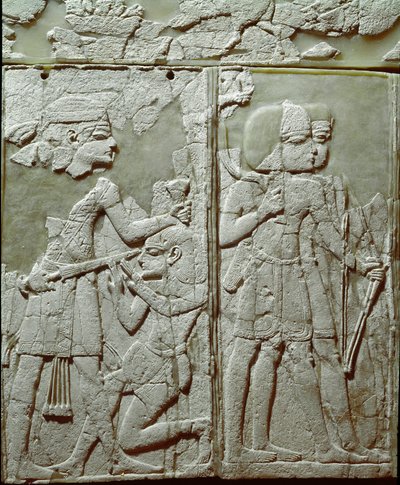 Civilisation phénicienne : ornement de lit avec un bas-relief en ivoire représentant un roi menaçant un ennemi. Du site d