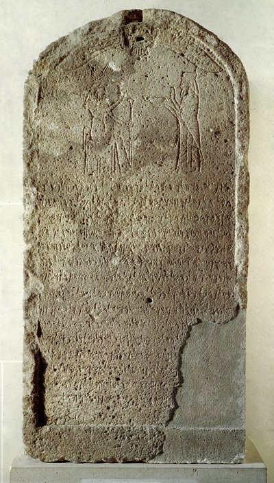 Art phénicien : stèle en calcaire de Yehaumilk, roi de Byblos. Il est représenté adorant la déesse Baalat, Dame de Byblos, qui porte la couronne hathorique. Du sanctuaire de la Dame de Byblos. 4ème siècle av. J.-C. Paris, Musée du Louvre - Phoenician Phoenician