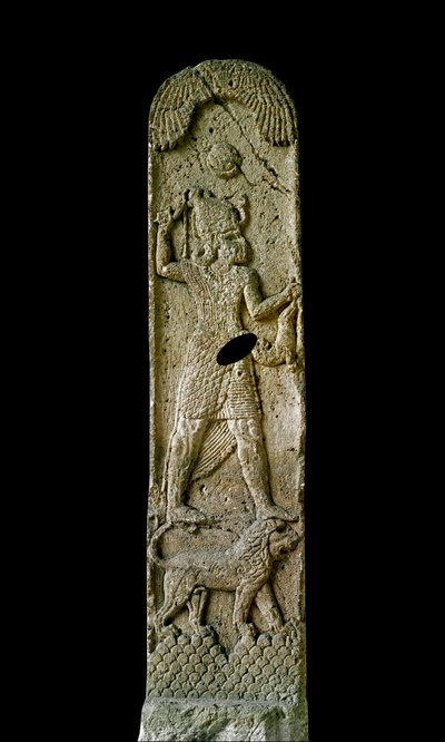 Art phénicien : stèle en calcaire appelée Amrit : probablement Melquart (Melqart, Melkart ou Melkhart) représenté sur son lion avec le disque solaire au-dessus de lui. VIe ou Ve siècle av. J.-C. D
