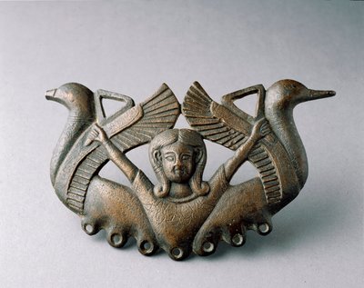 Art phénicien : représentation de la déesse Astarté. Elle est entourée de deux oiseaux prenant leur envol. Sculpture en bronze du 6e siècle av. J.-C. De Séville. Dim. 16 cm Séville, musée archéologique - Phoenician School