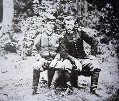Portrait du lieutenant George A. Custer (1839-1876) (sans chapeau) avec son prisonnier de guerre le lieutenant Washington de l