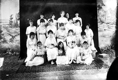 Femmes sur un tapis - Photographer American