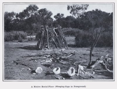 Un lieu de sépulture indigène, Weeping-Caps au premier plan - Photographer Australian