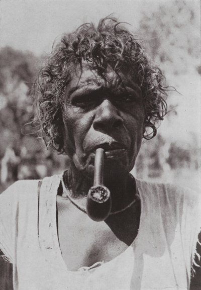Lys sombre fume le calumet de la paix - Photographer Australian