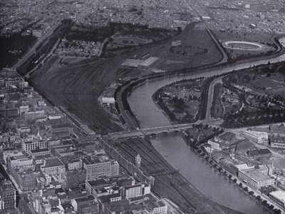 Melbourne : Vue aérienne des gares ferroviaires de Jolimont et de la rivière Yarra, montrant une petite section de la ville et Richmond au loin - Photographer Australian