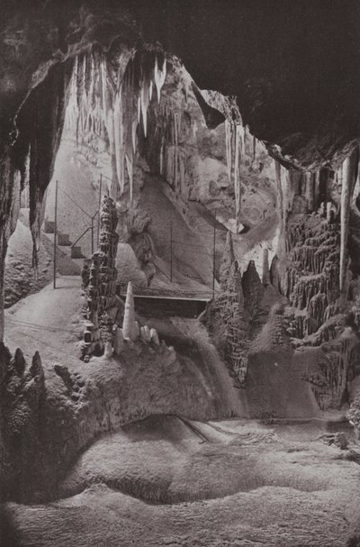 Scène dans les célèbres grottes de Jenolan, Nouvelle-Galles du Sud (photo en noir et blanc) - Photographer Australian