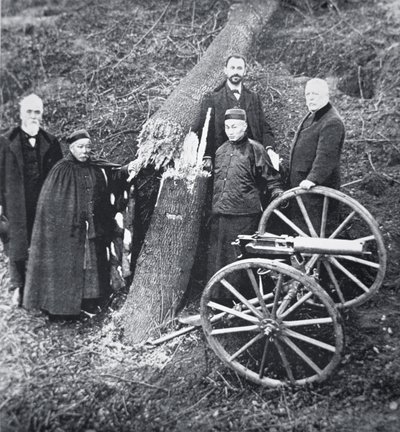 Hiram Maxim démontrant la puissance de son arme aux fonctionnaires du gouvernement chinois - Photographer English