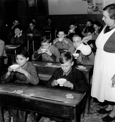 Distribution de lait gratuit dans les écoles françaises, 8 décembre 1954 - Photographer French