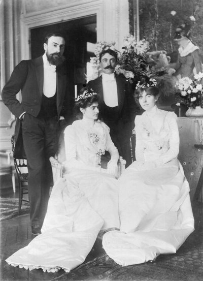 De gauche à droite : Ernest Rouart (1874-1942) et sa femme Julie Manet (1878-1967), Paul Valéry (1871-1945) et sa femme Jeannie Gobillard (1877-1970), le jour de leur mariage, mai 1900 (photo n/b) - Photographer French