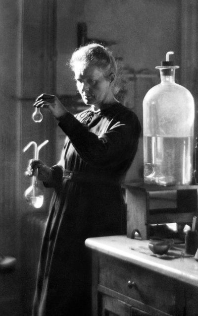 Marie Curie dans son laboratoire en 1925 - Photographer French
