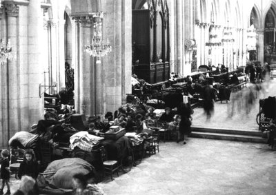 Personnes se réfugiant dans la cathédrale de Caen, juillet 1944 - Photographer French