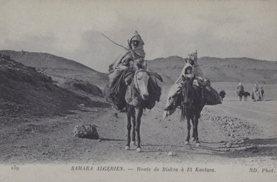 Voyageurs dans le Sahara algérien sur la route de Biskra à El Kantara (photo n/b) - Photographer French