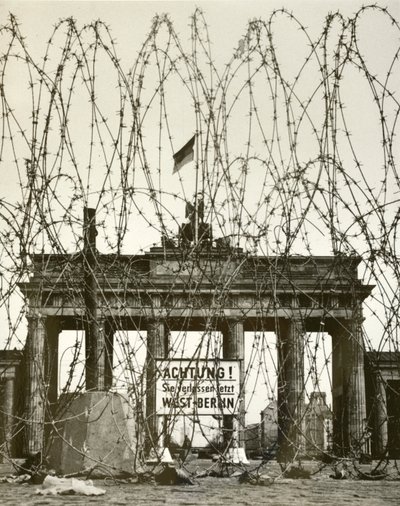 Fil de fer barbelé devant la Porte de Brandebourg, Berlin, Allemagne, pendant l