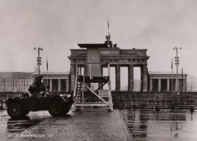 Voiture blindée britannique à la frontière entre Berlin-Est et Berlin-Ouest à la porte de Brandebourg - Photographer German