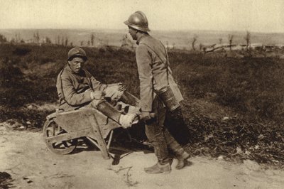 Soldat français capturé transportant son camarade blessé dans une brouette, Première Guerre mondiale - Photographer German