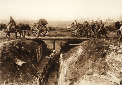 Artillerie de campagne traversant une tranchée ennemie prise d