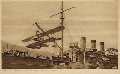 Avion naval français étant levé sur un navire - Photographer German