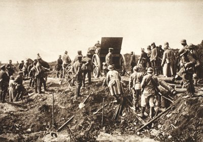 Batterie allemande avançant sur un terrain difficile avant Fismes, capturés français au premier plan prêts à être transportés - Photographer German