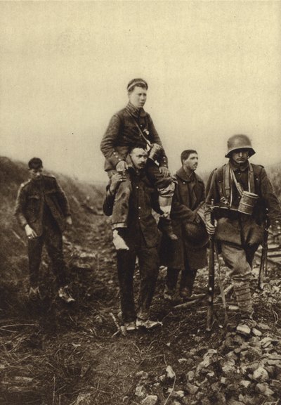 Fantassin allemand avec une blessure à la jambe transporté hors du champ de bataille par des prisonniers britanniques, Première Guerre mondiale - Photographer German