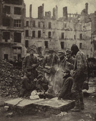 Prisonniers de guerre allemands libérés de captivité en Union soviétique au milieu des ruines de Berlin - Photographer German