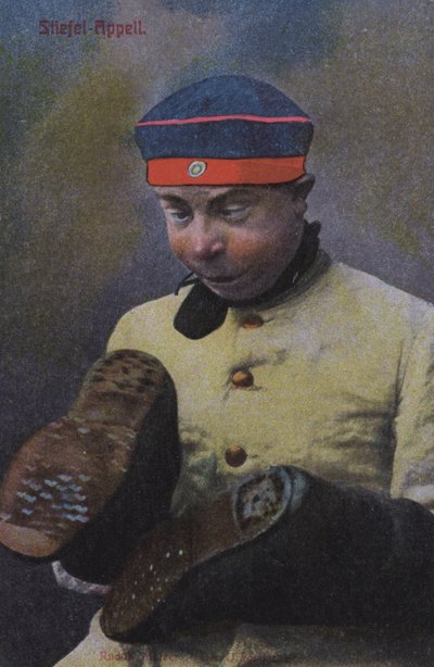 Soldat allemand regardant les semelles de ses bottes - Photographer German