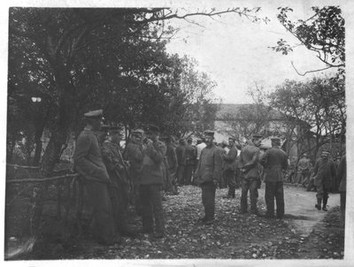 Soldats allemands dans une place de village ou de ville (photo n/b) - Photographer German